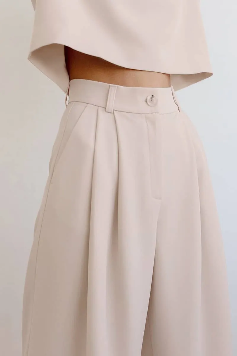 Two-piece leisure suit with round neck and wide legs