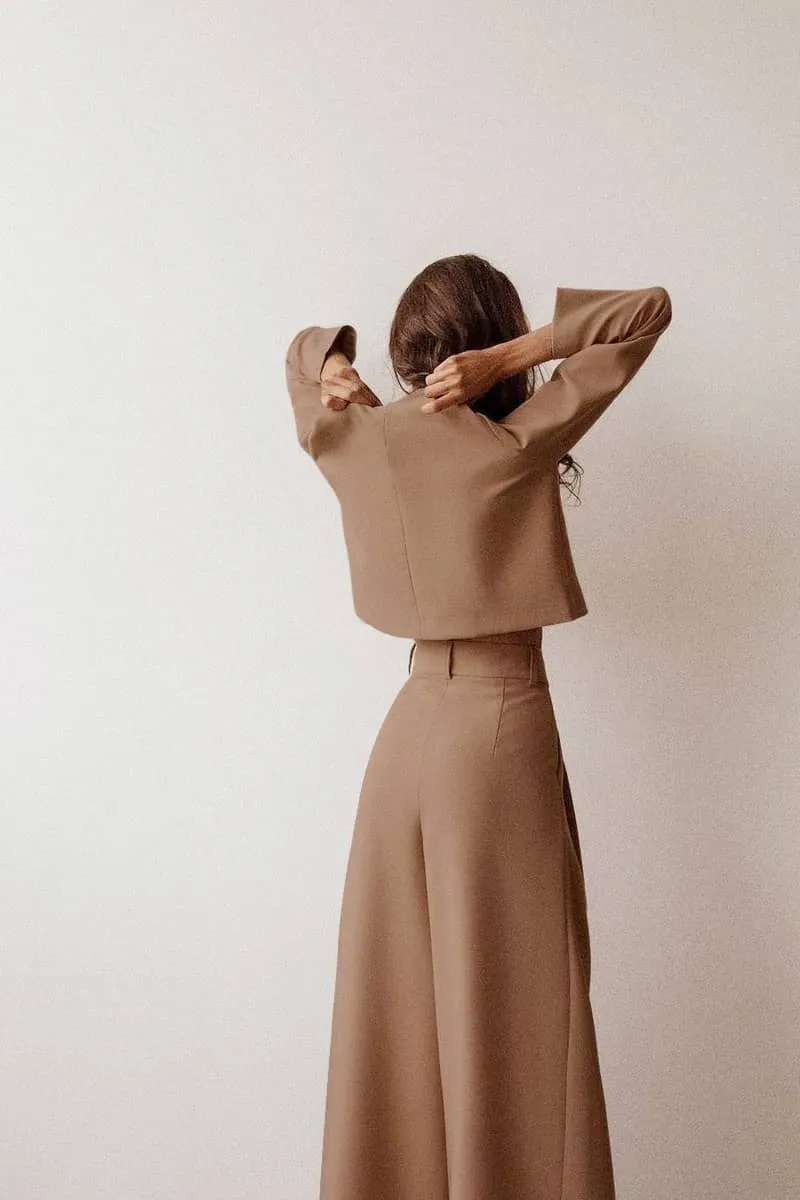 Two-piece leisure suit with round neck and wide legs