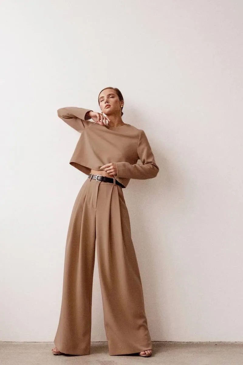Two-piece leisure suit with round neck and wide legs