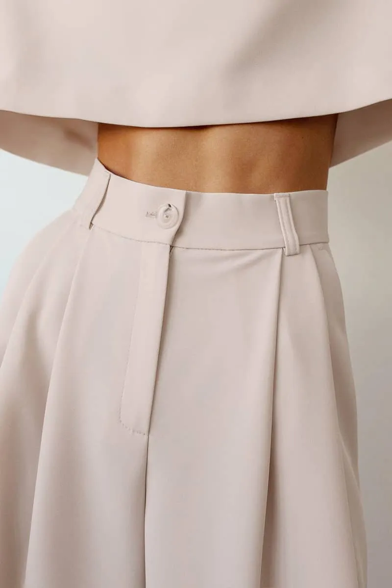 Two-piece leisure suit with round neck and wide legs