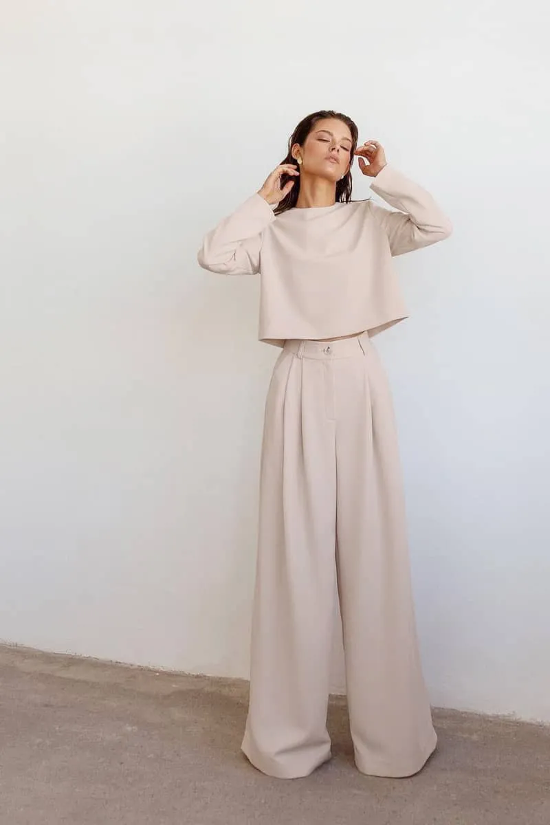 Two-piece leisure suit with round neck and wide legs
