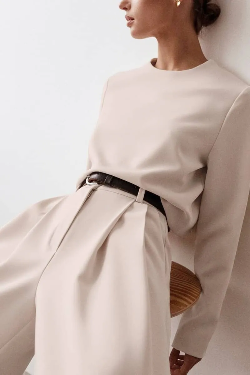 Two-piece leisure suit with round neck and wide legs