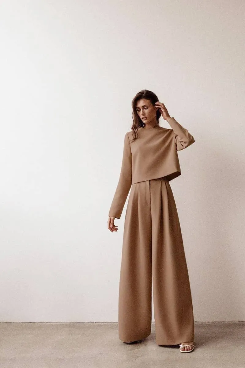 Two-piece leisure suit with round neck and wide legs